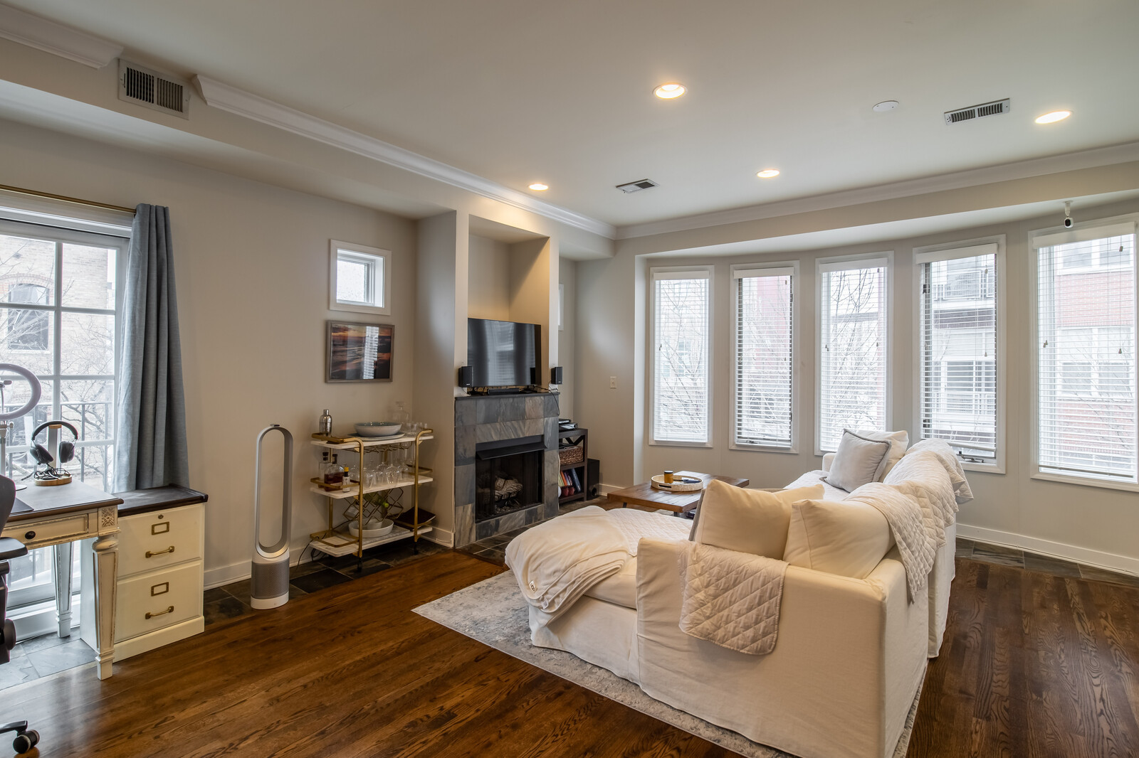 823 W Superior Street Unit: 3