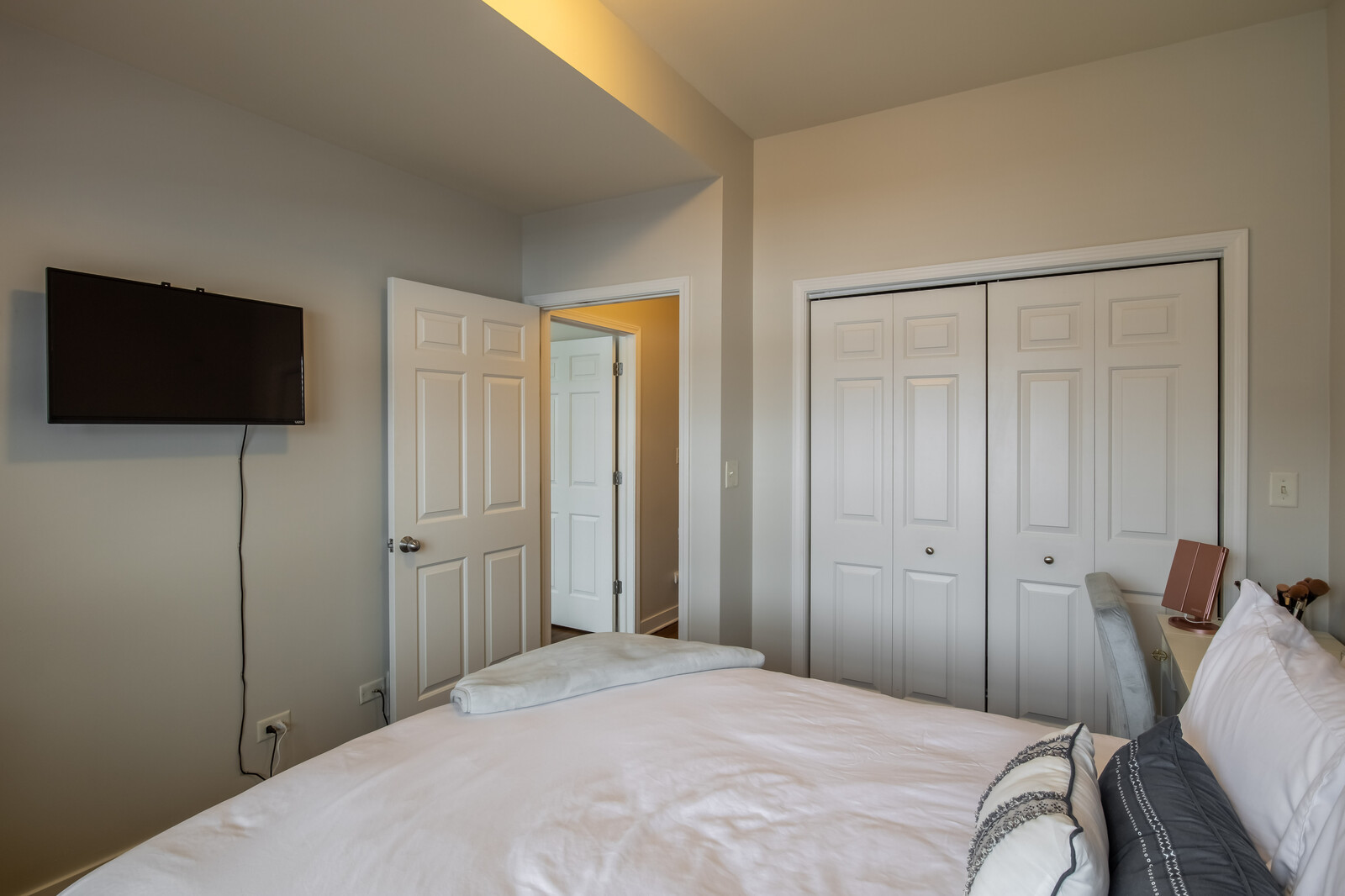 823 W Superior Street Unit: 3