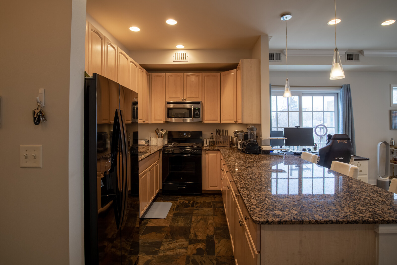 823 W Superior Street Unit: 3
