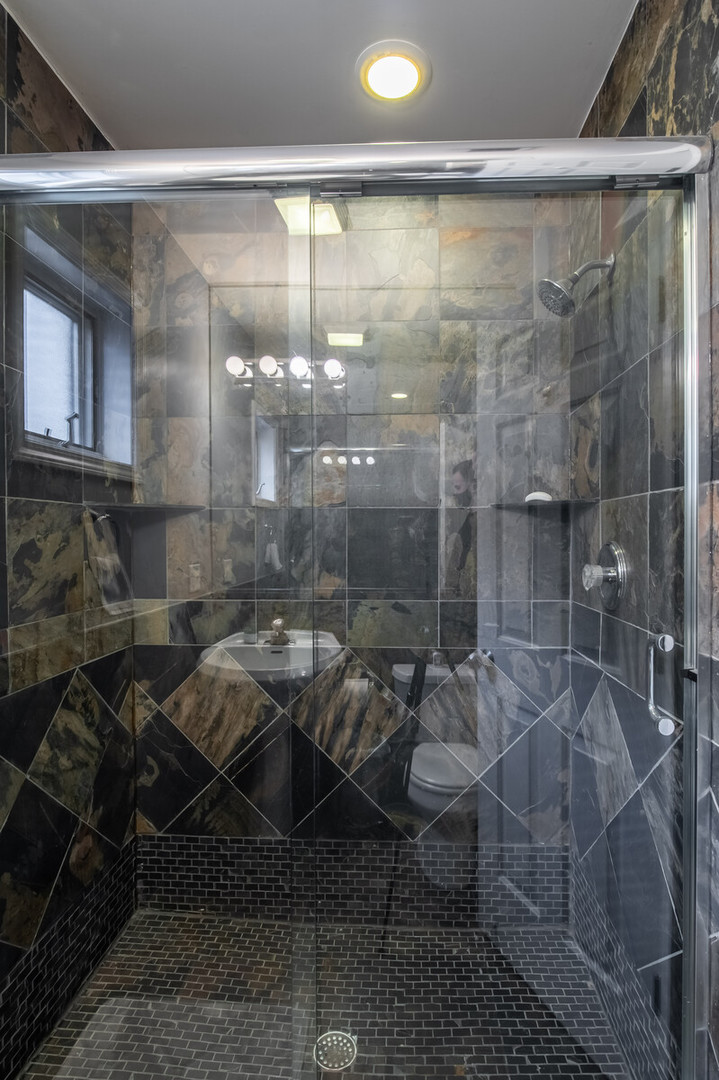 823 W Superior Street Unit: 3