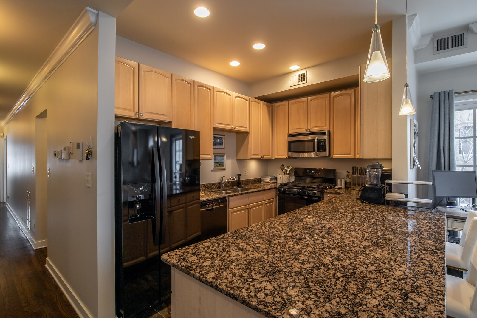 823 W Superior Street Unit: 3