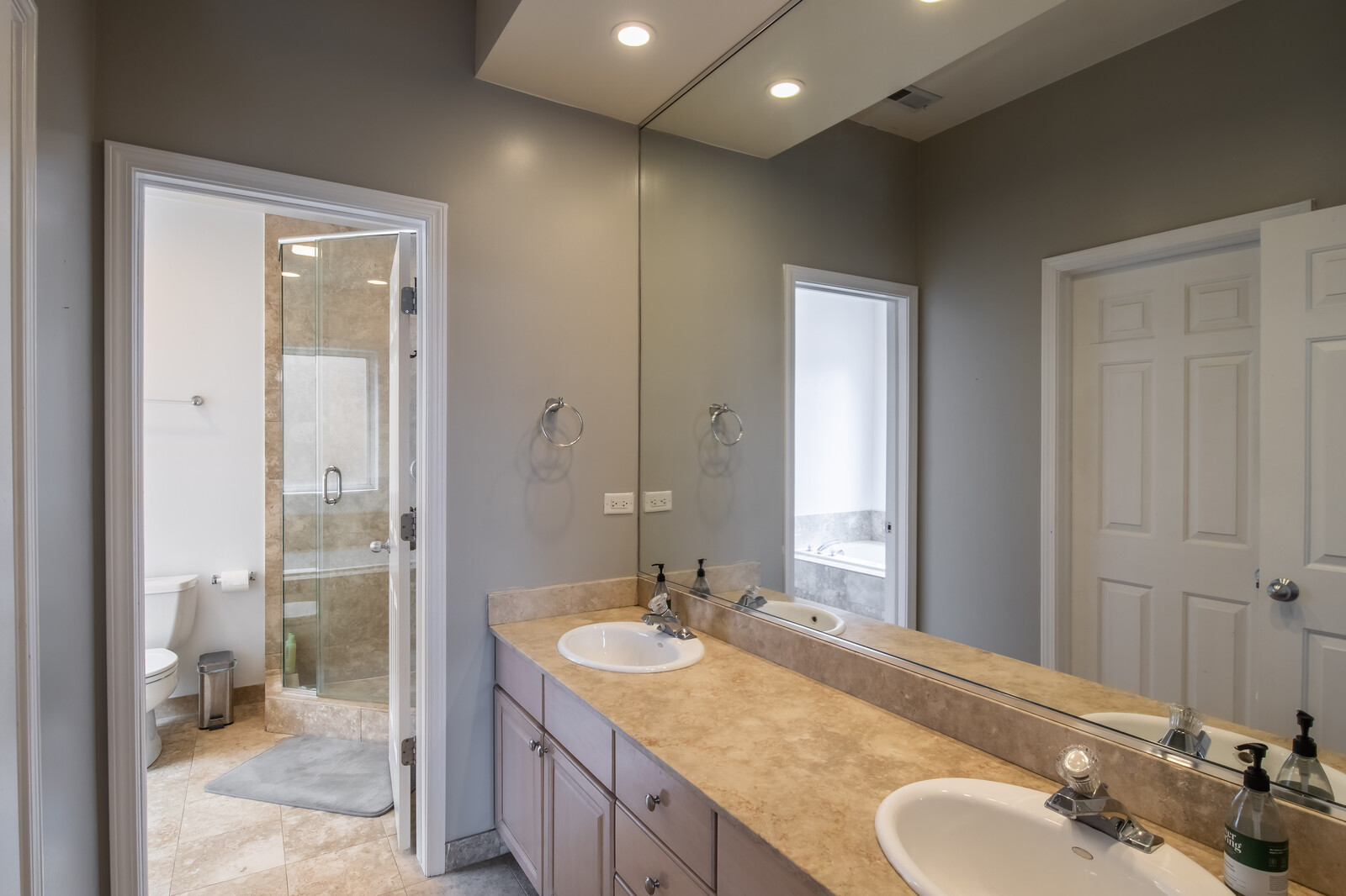 823 W Superior Street Unit: 3