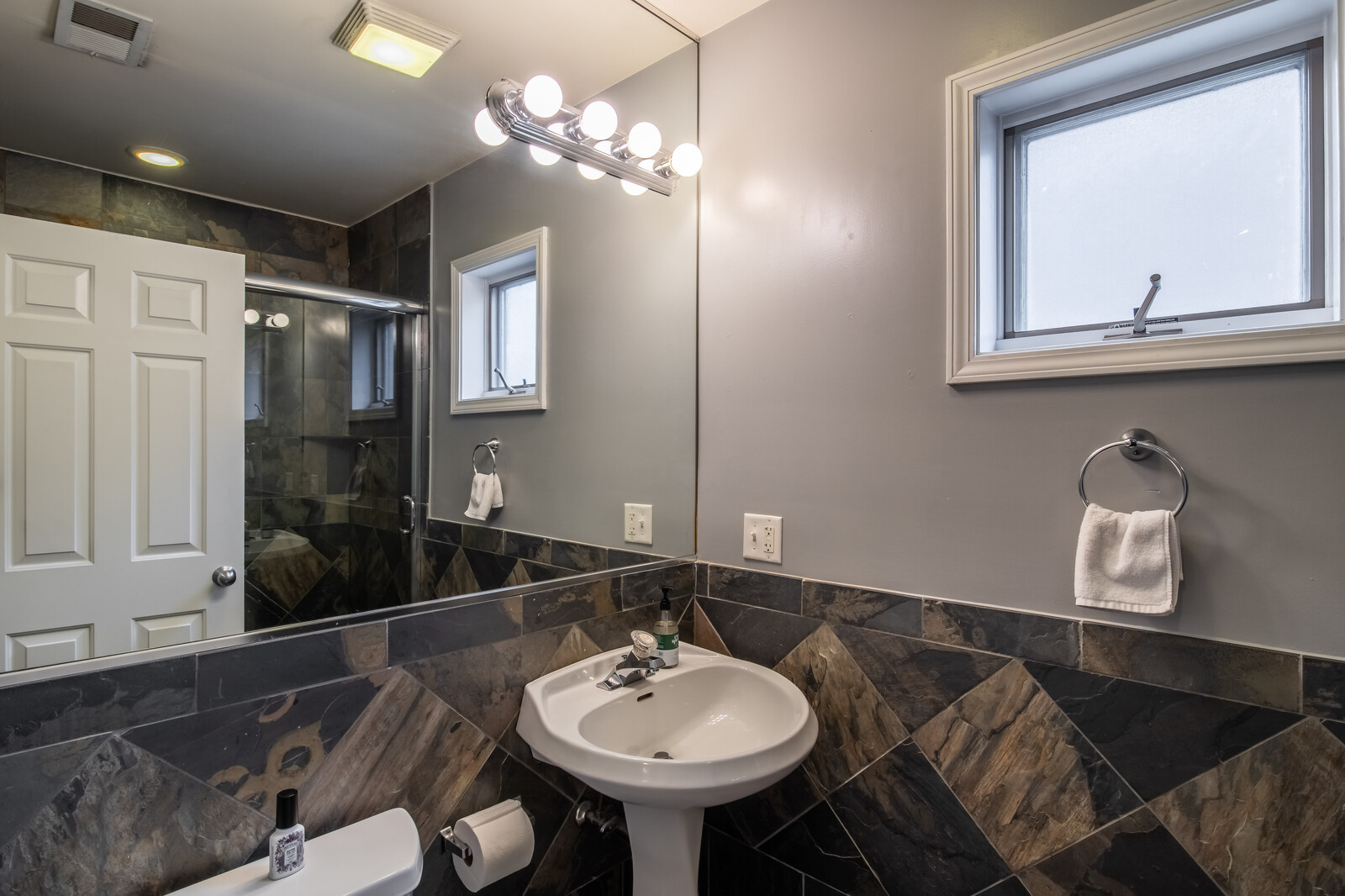 823 W Superior Street Unit: 3