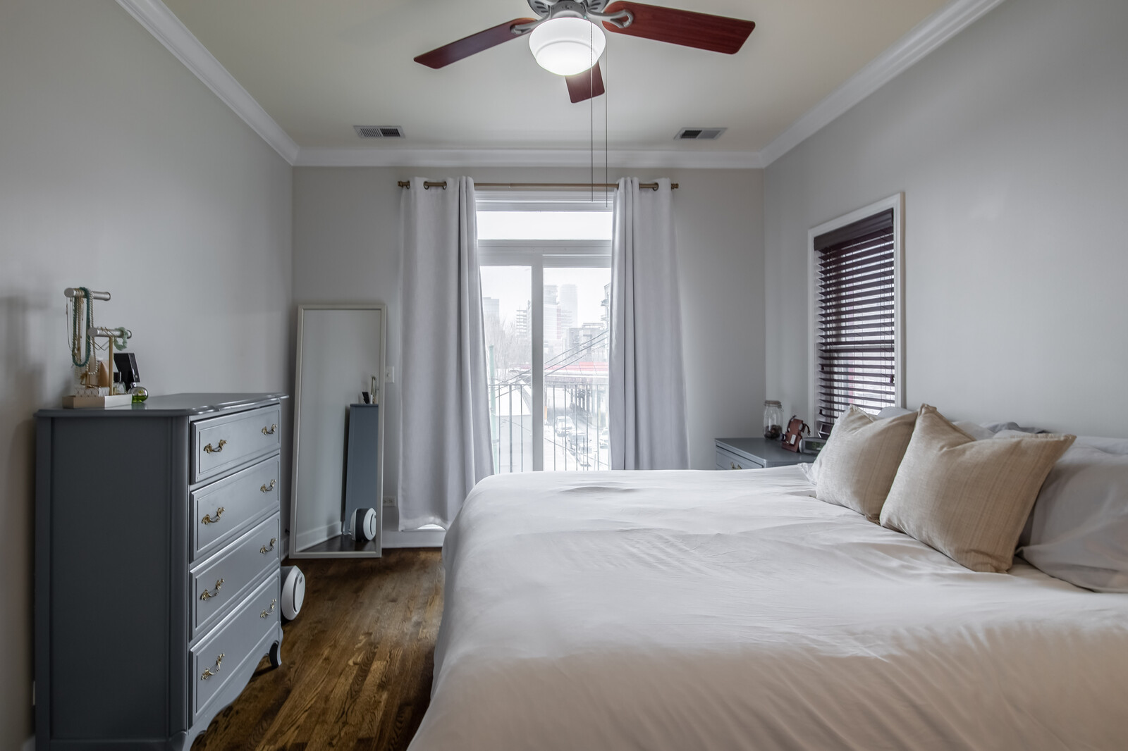 823 W Superior Street Unit: 3