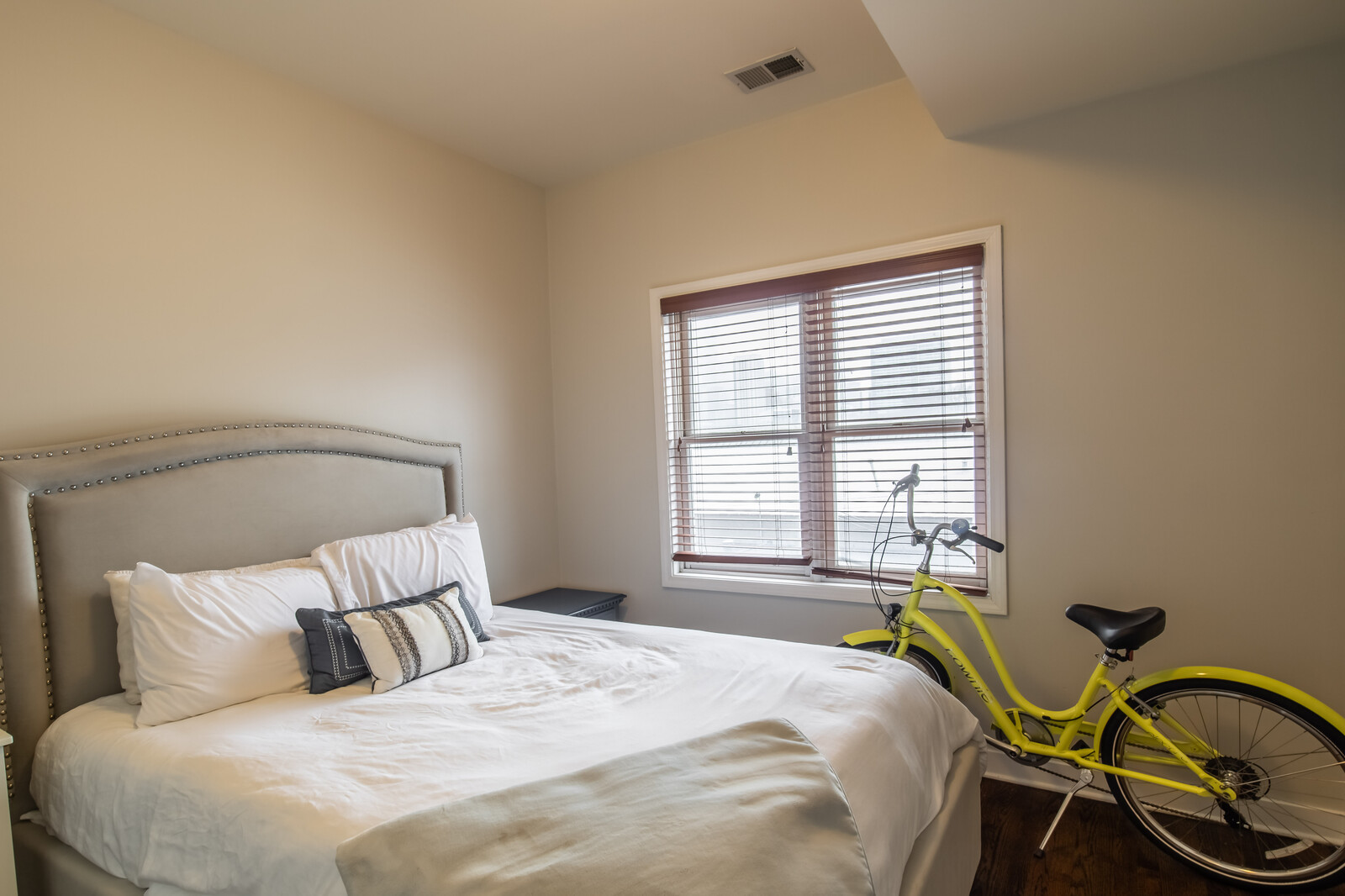 823 W Superior Street Unit: 3