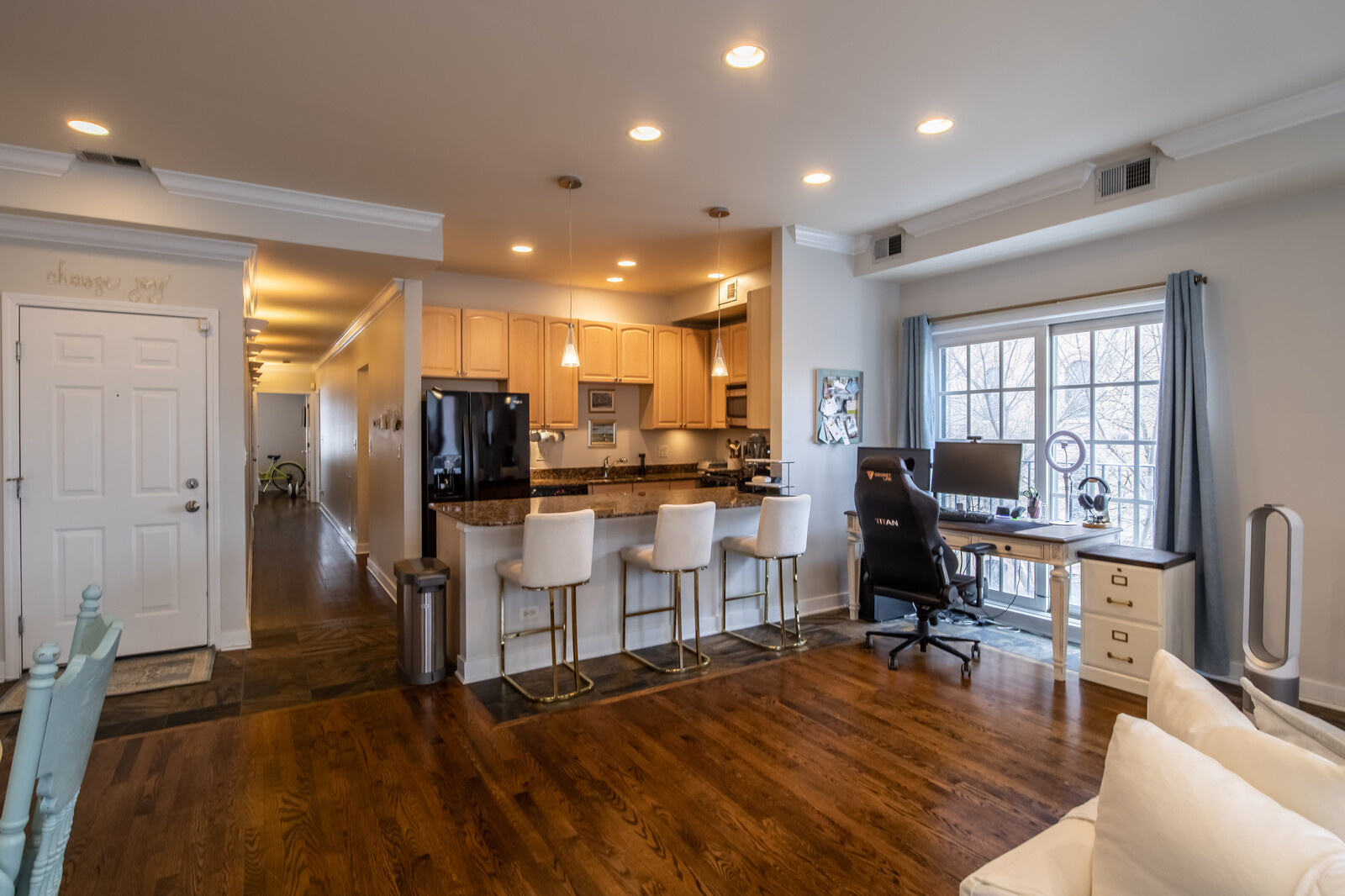 823 W Superior Street Unit: 3