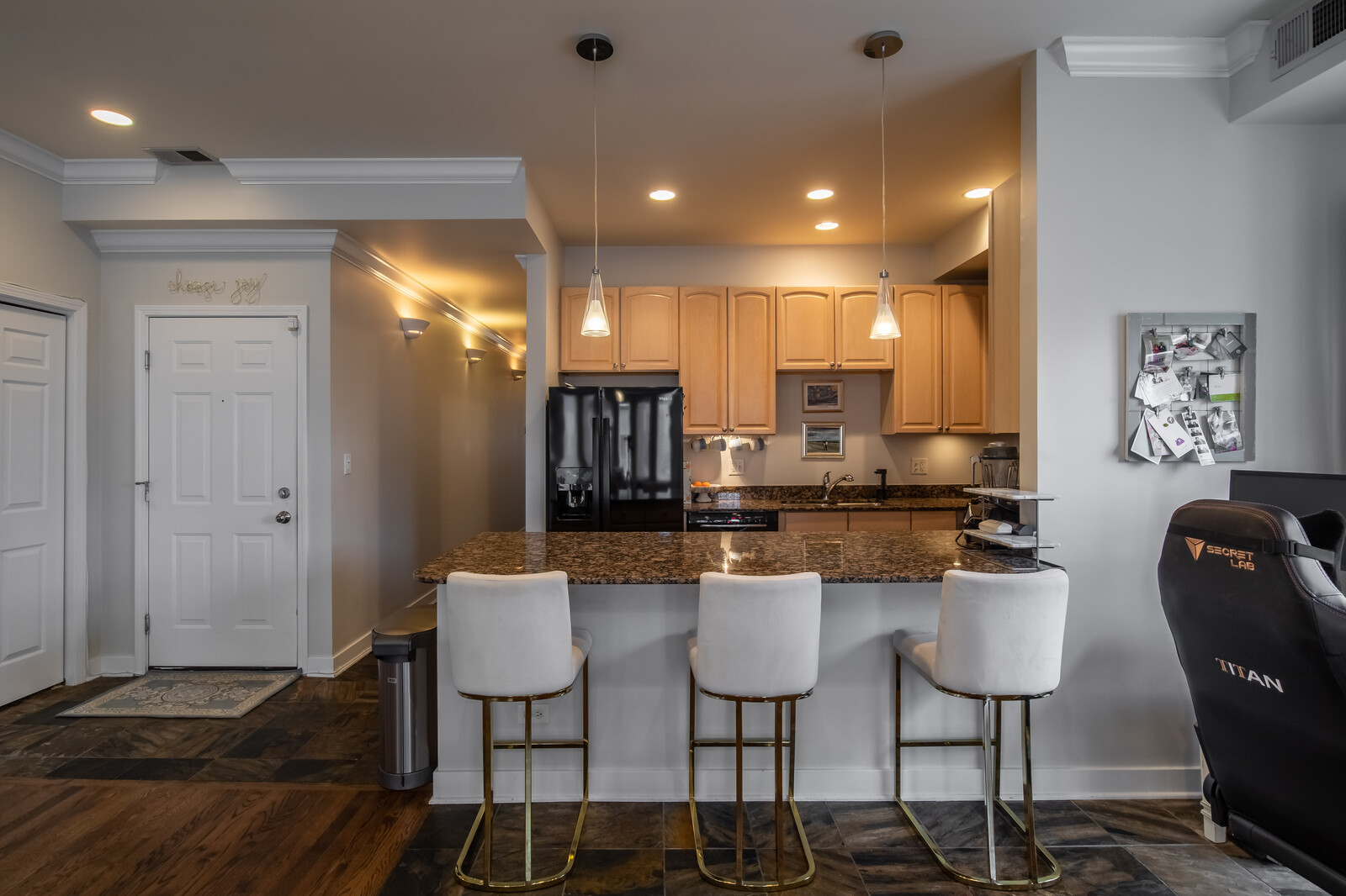 823 W Superior Street Unit: 3