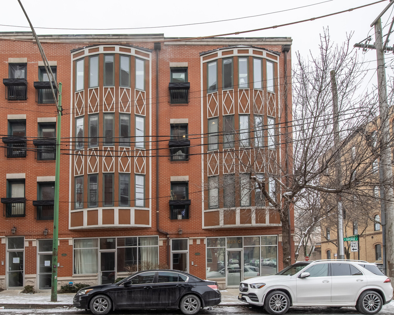 823 W Superior Street Unit: 3