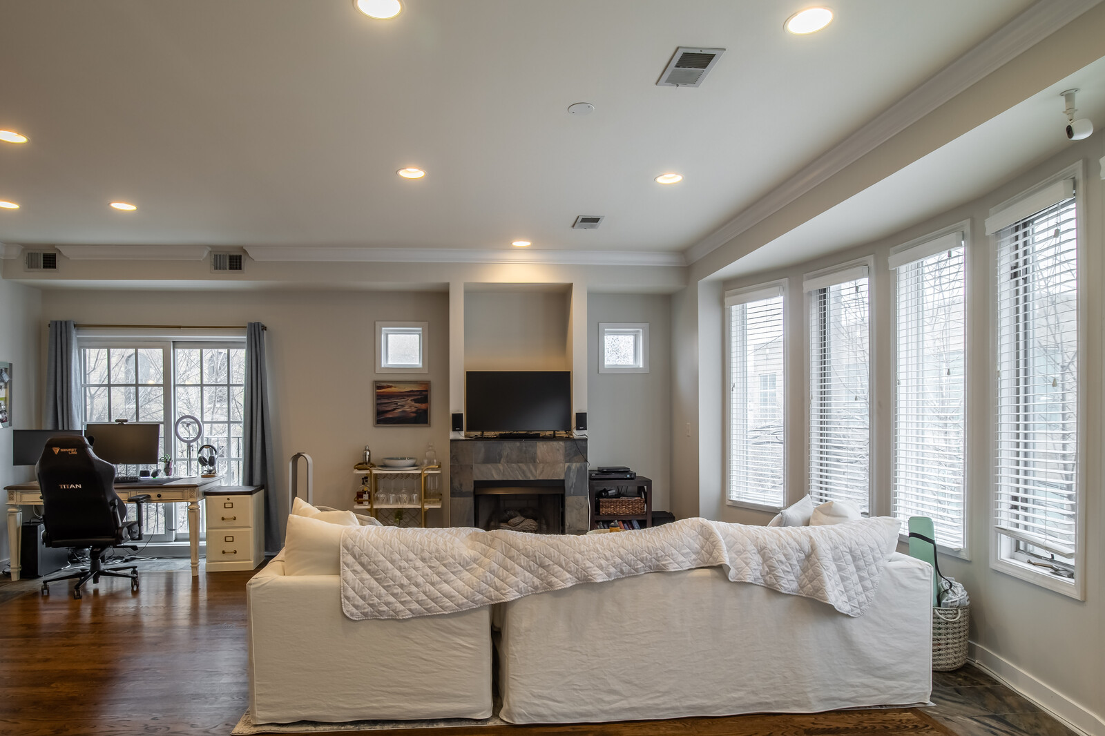 823 W Superior Street Unit: 3