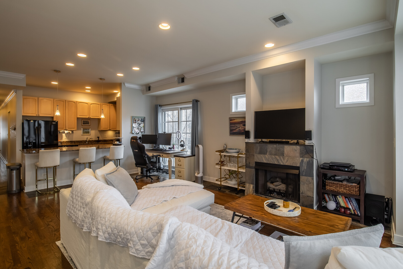 823 W Superior Street Unit: 3