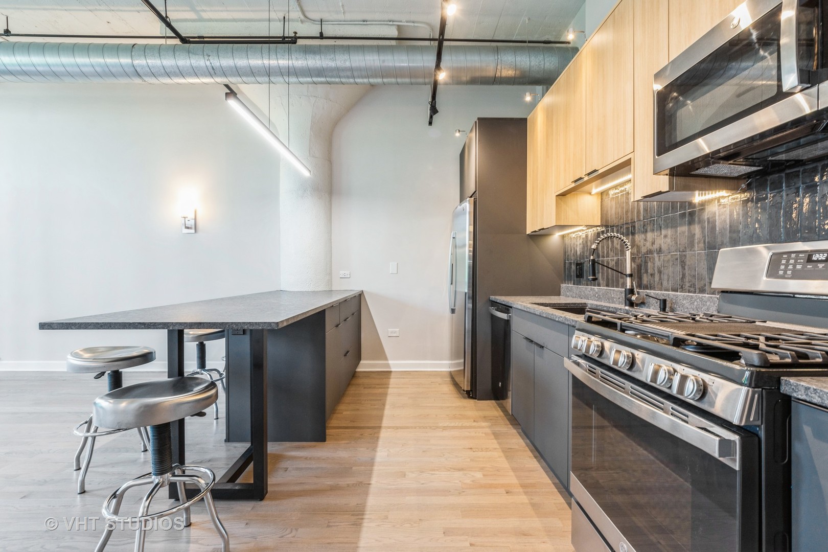221 E Cullerton Street Unit: 404