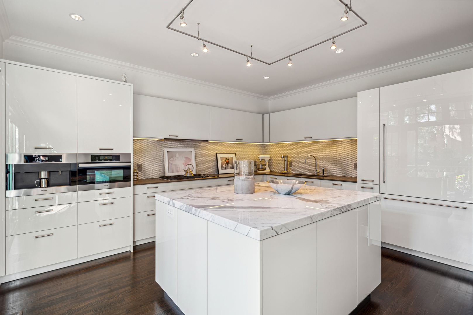 2650 N Southport Avenue Unit: I