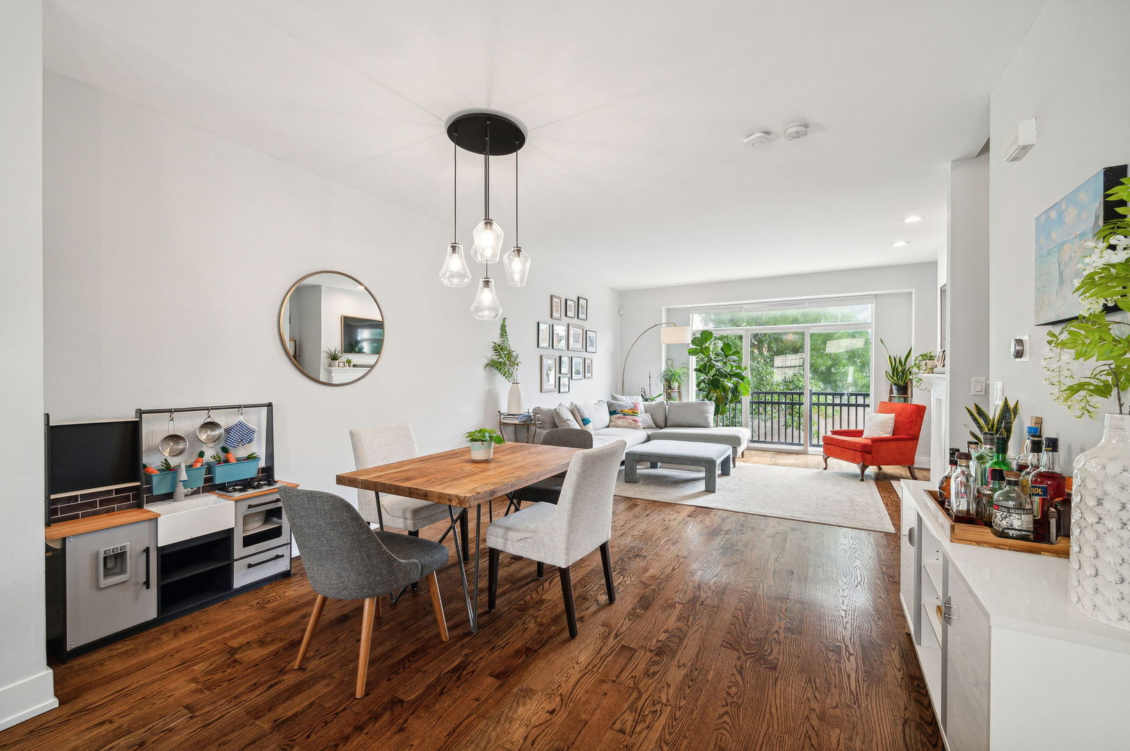 2608 W Bloomingdale Avenue