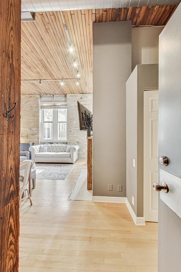 2510 N Wayne Avenue Unit: 205