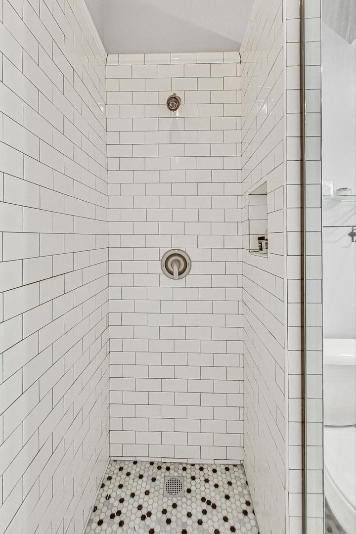 2510 N Wayne Avenue Unit: 205