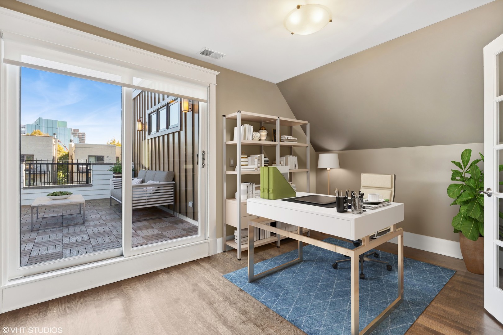 3041 N Seminary Avenue