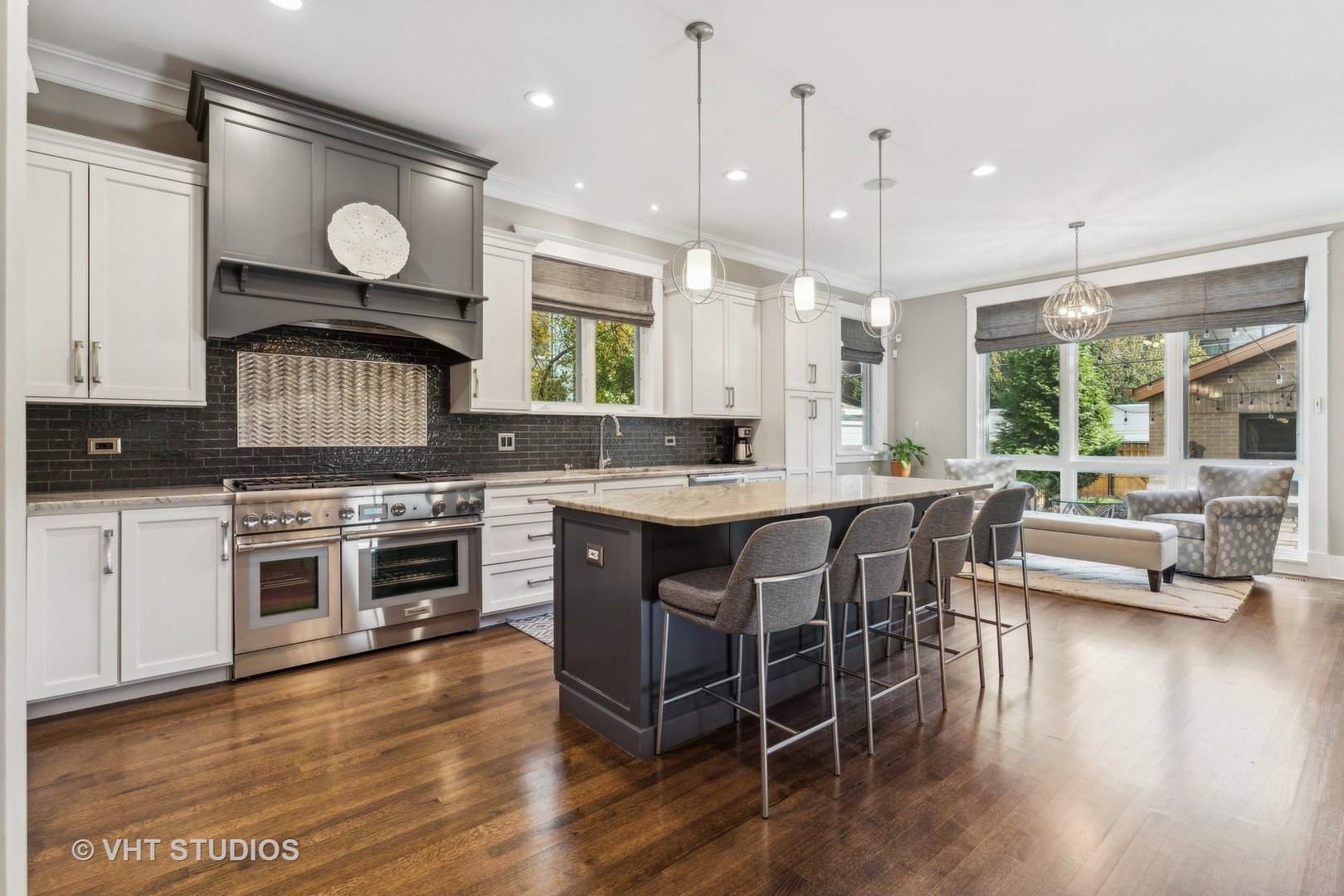 3041 N Seminary Avenue