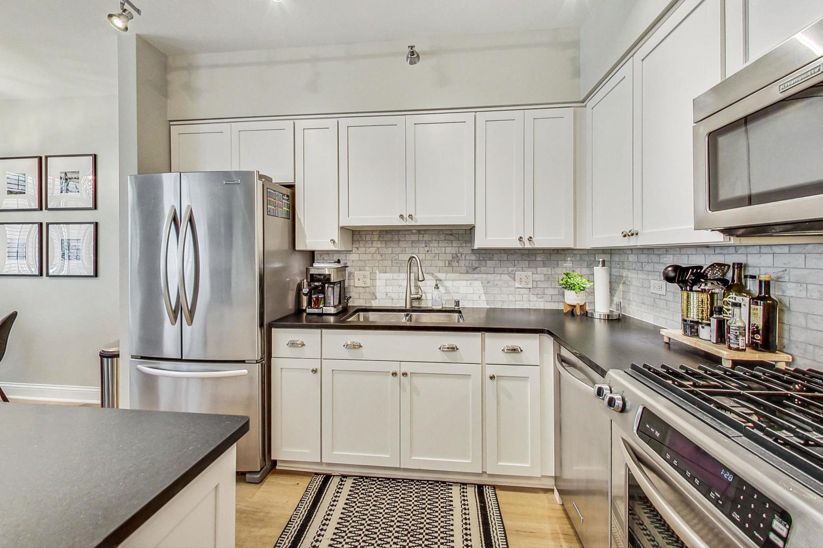 1122 N Dearborn Street Unit: 8C