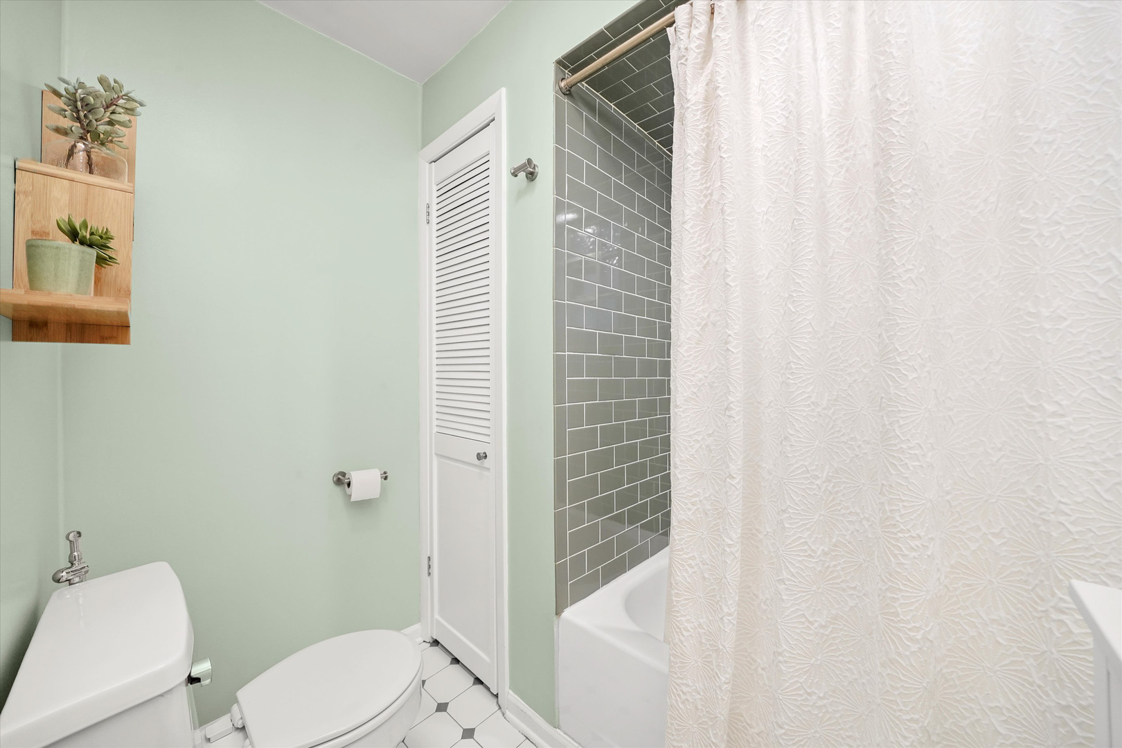 1339 W BARRY Avenue Unit: 2