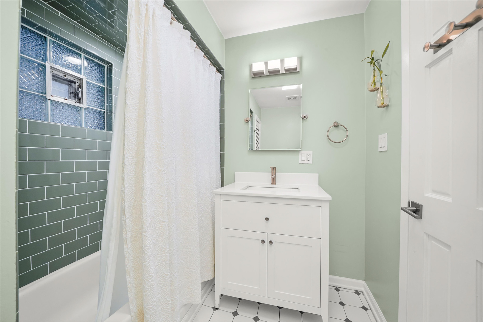 1339 W BARRY Avenue Unit: 2