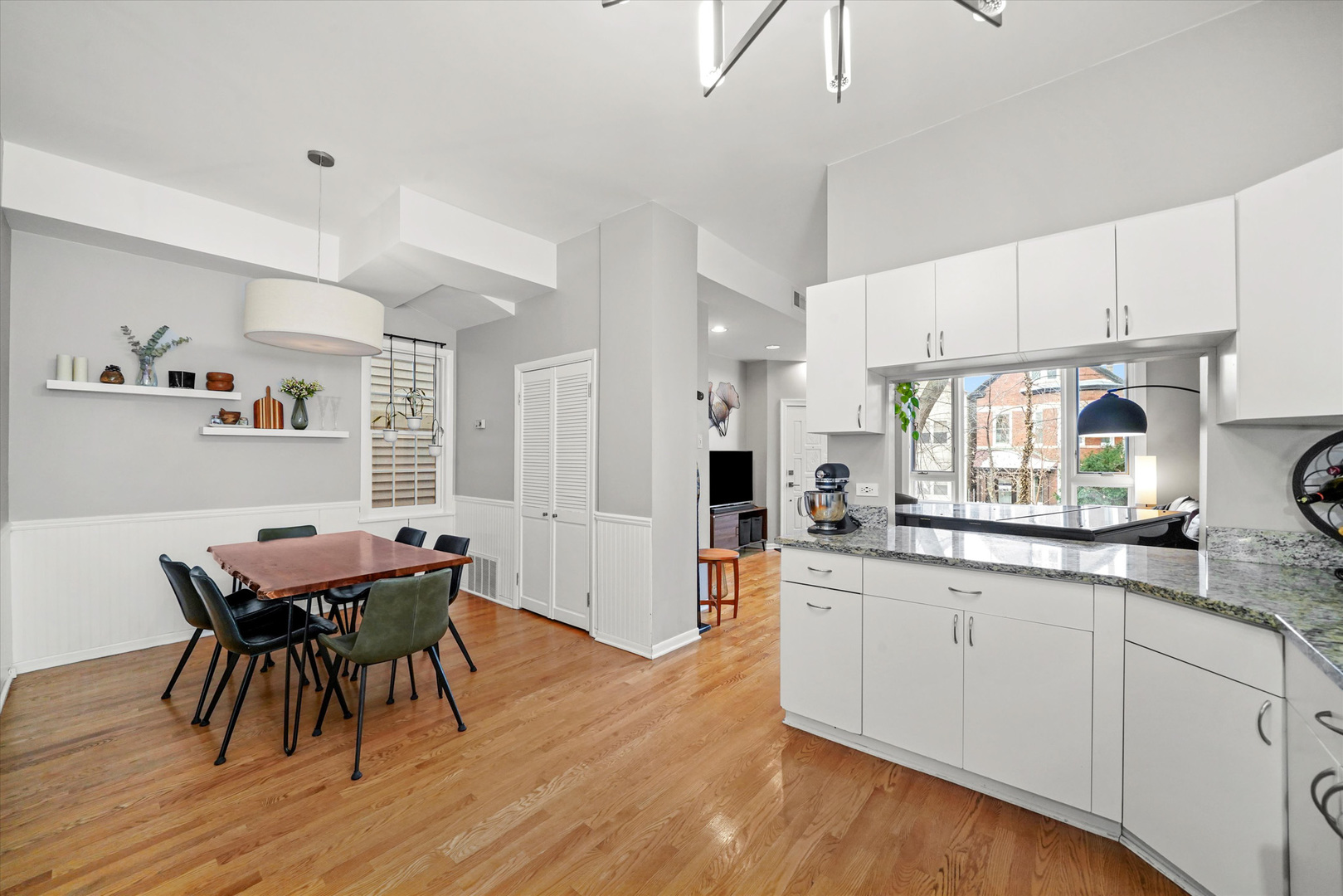 1339 W BARRY Avenue Unit: 2