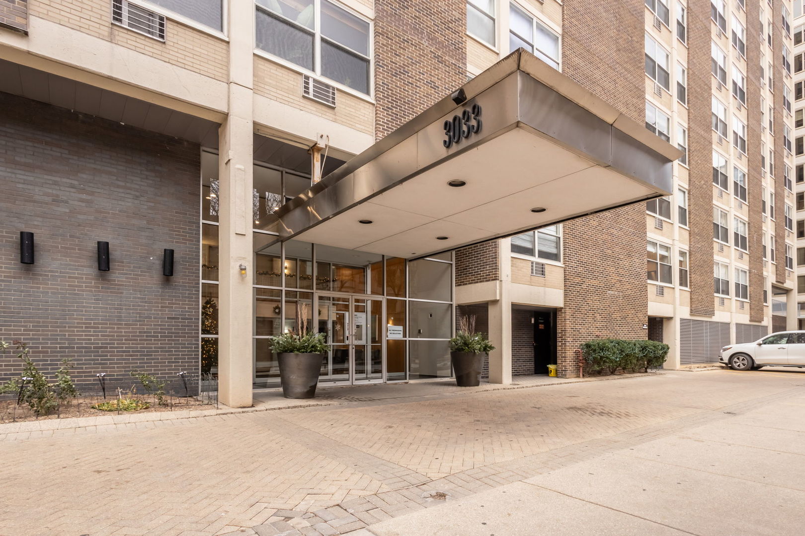 3033 N Sheridan Road Unit: 1203