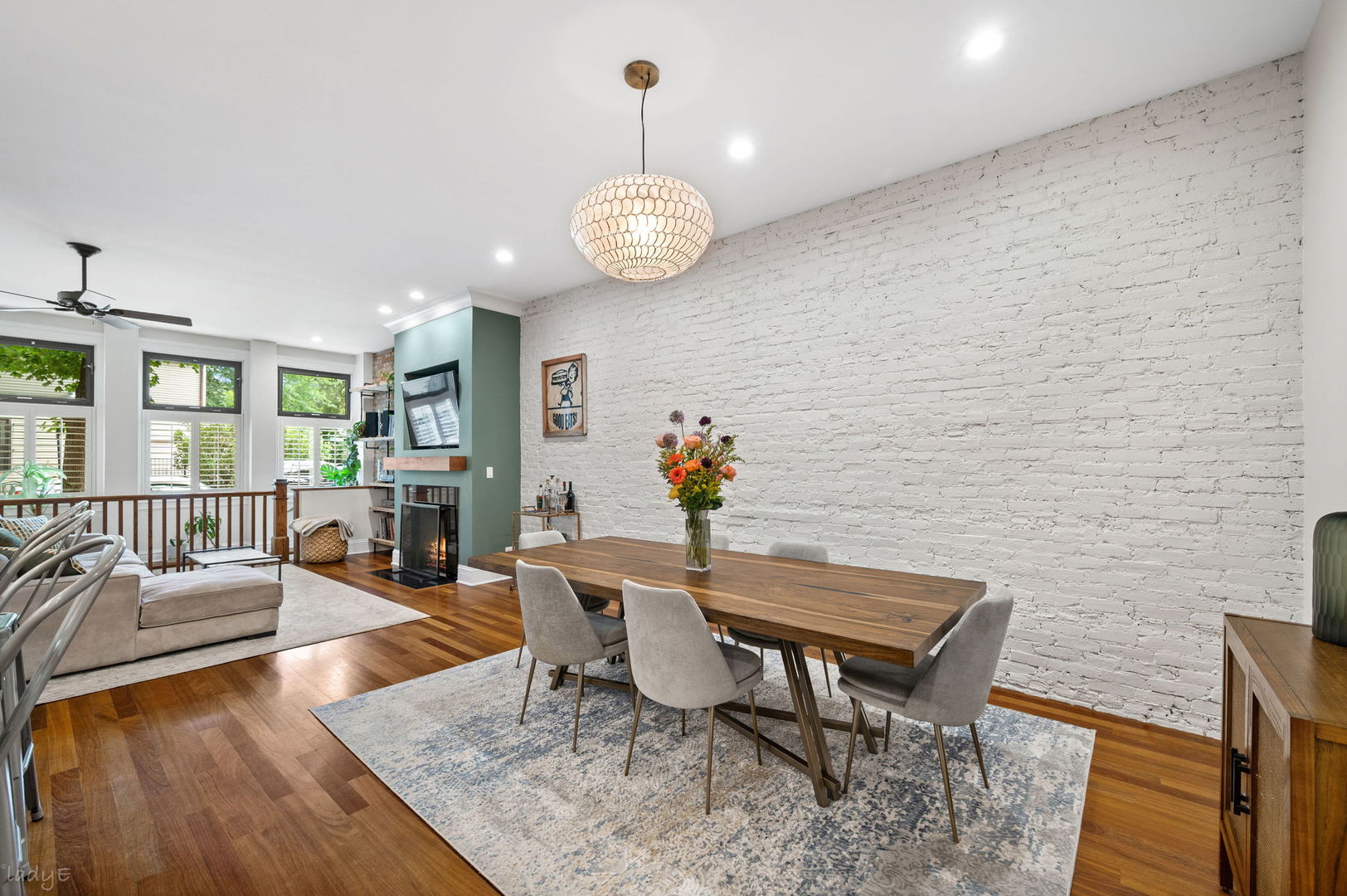 1020 W Roscoe Street Unit: 1W