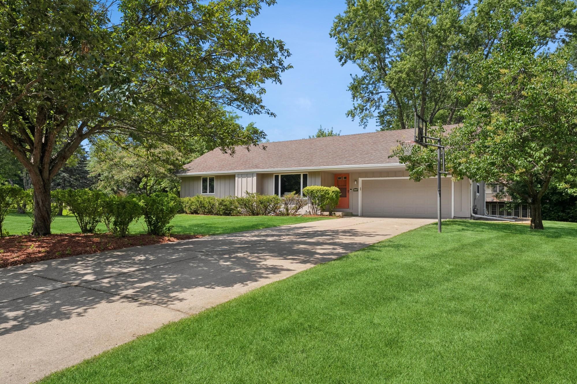 2801 Black Oaks Lane N