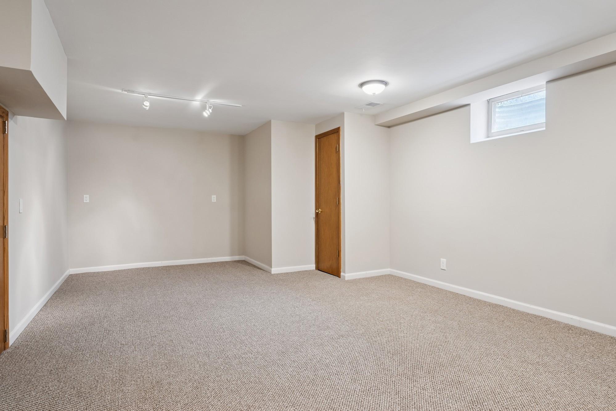 2801 Black Oaks Lane N