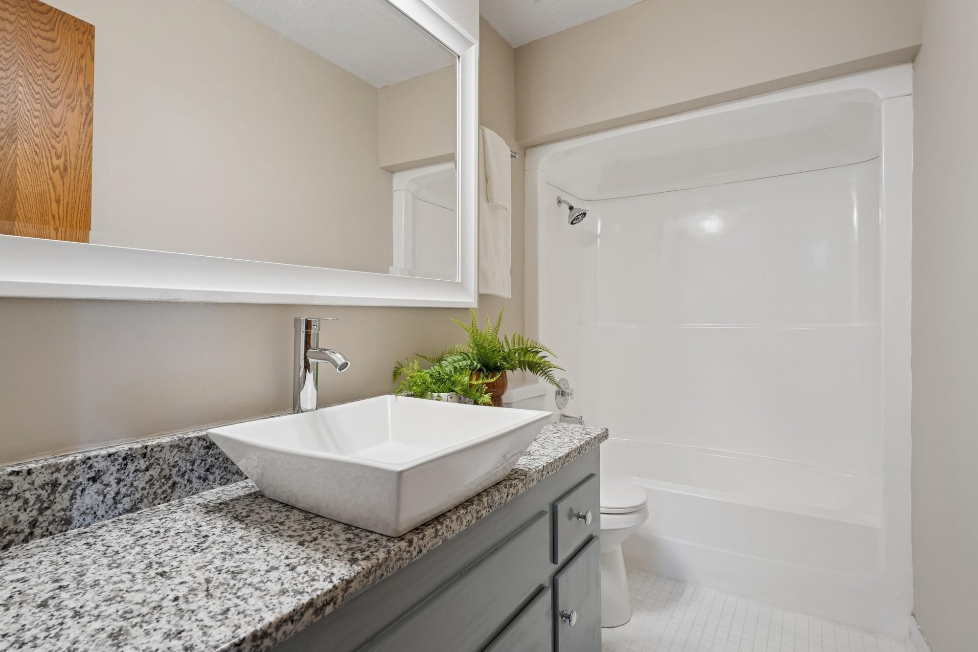 2801 Black Oaks Lane N