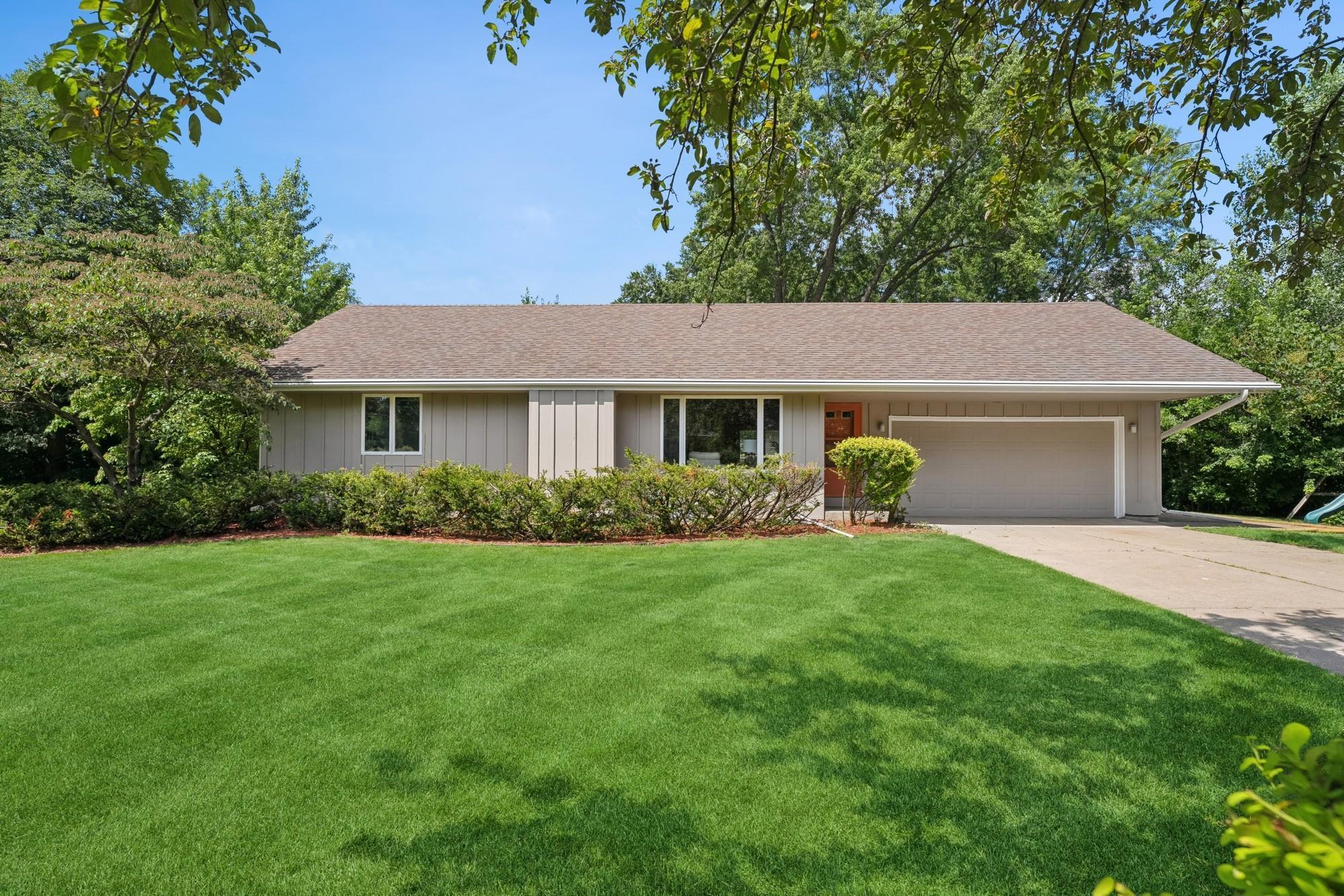 2801 Black Oaks Lane N