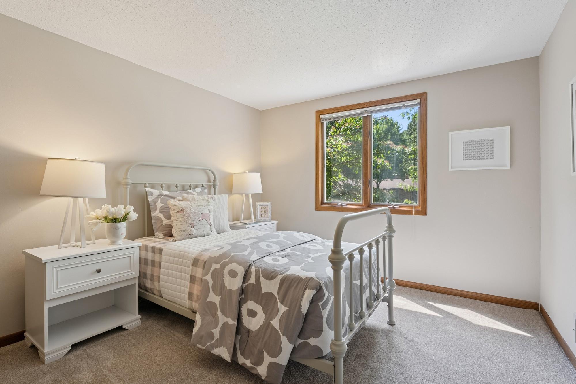 2801 Black Oaks Lane N