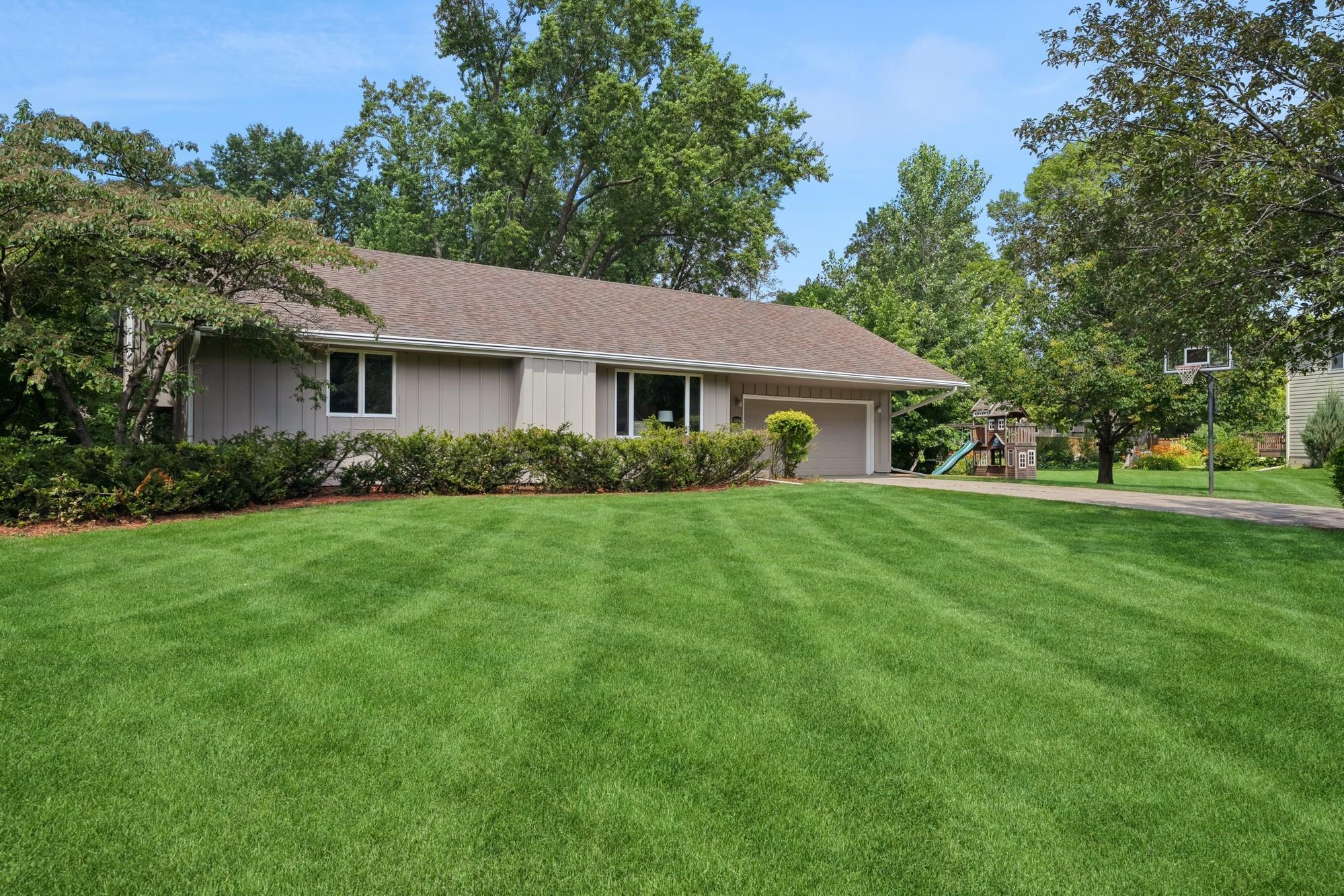 2801 Black Oaks Lane N