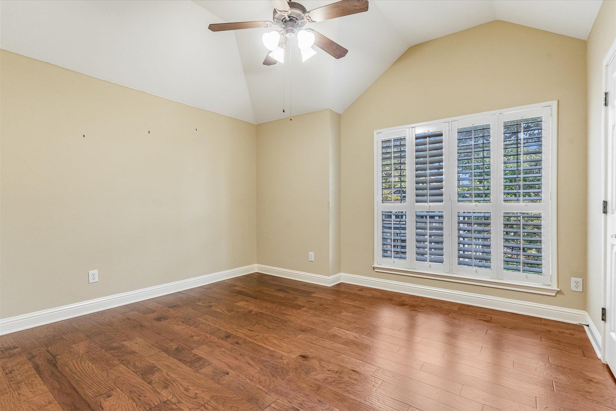 601 Twelve Oaks LN