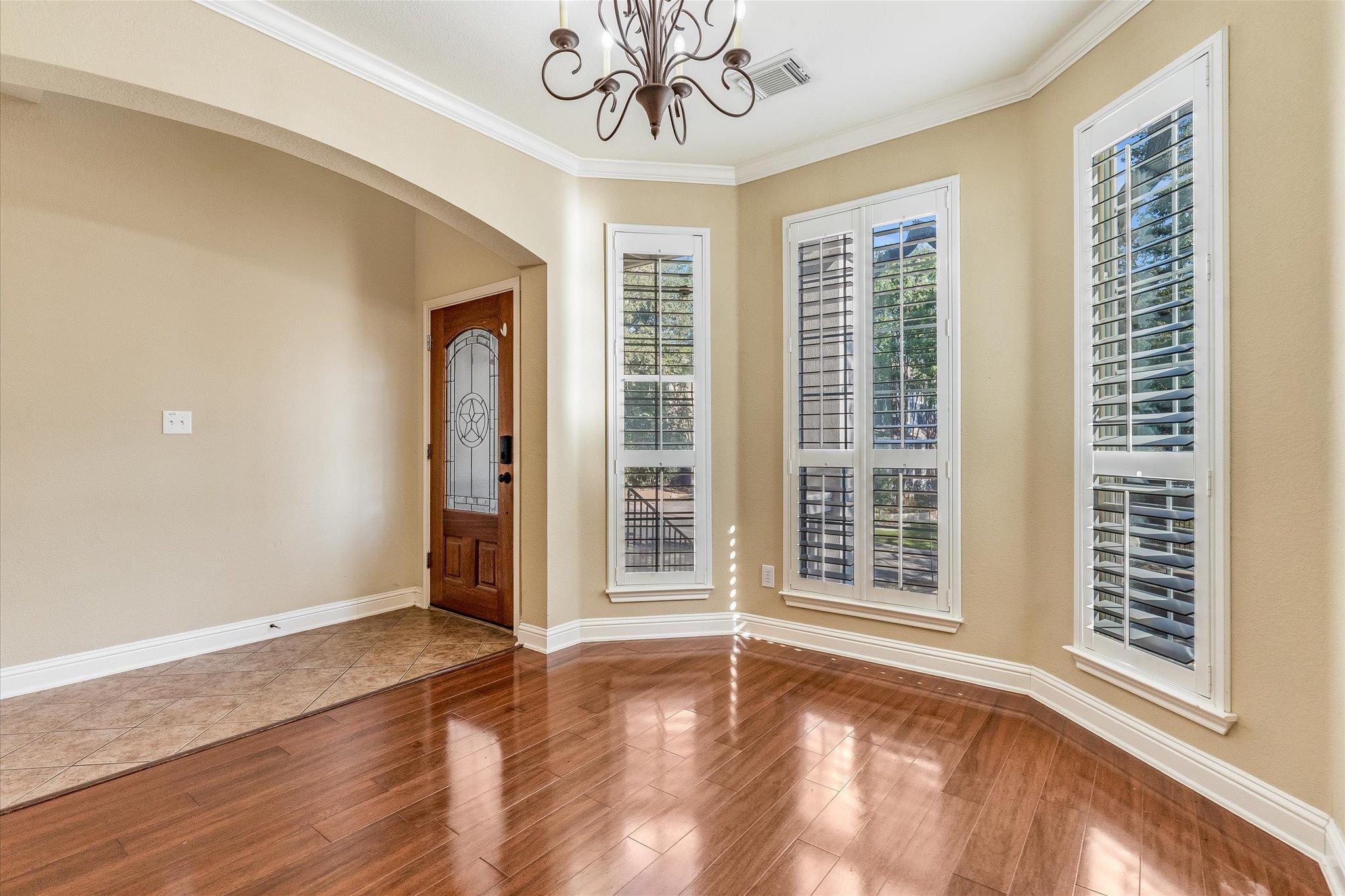 601 Twelve Oaks LN