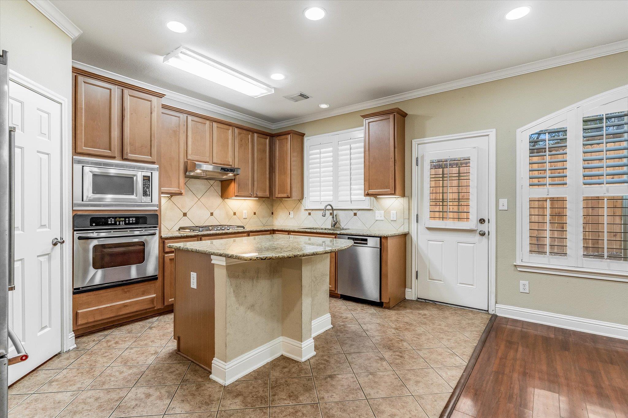 601 Twelve Oaks LN