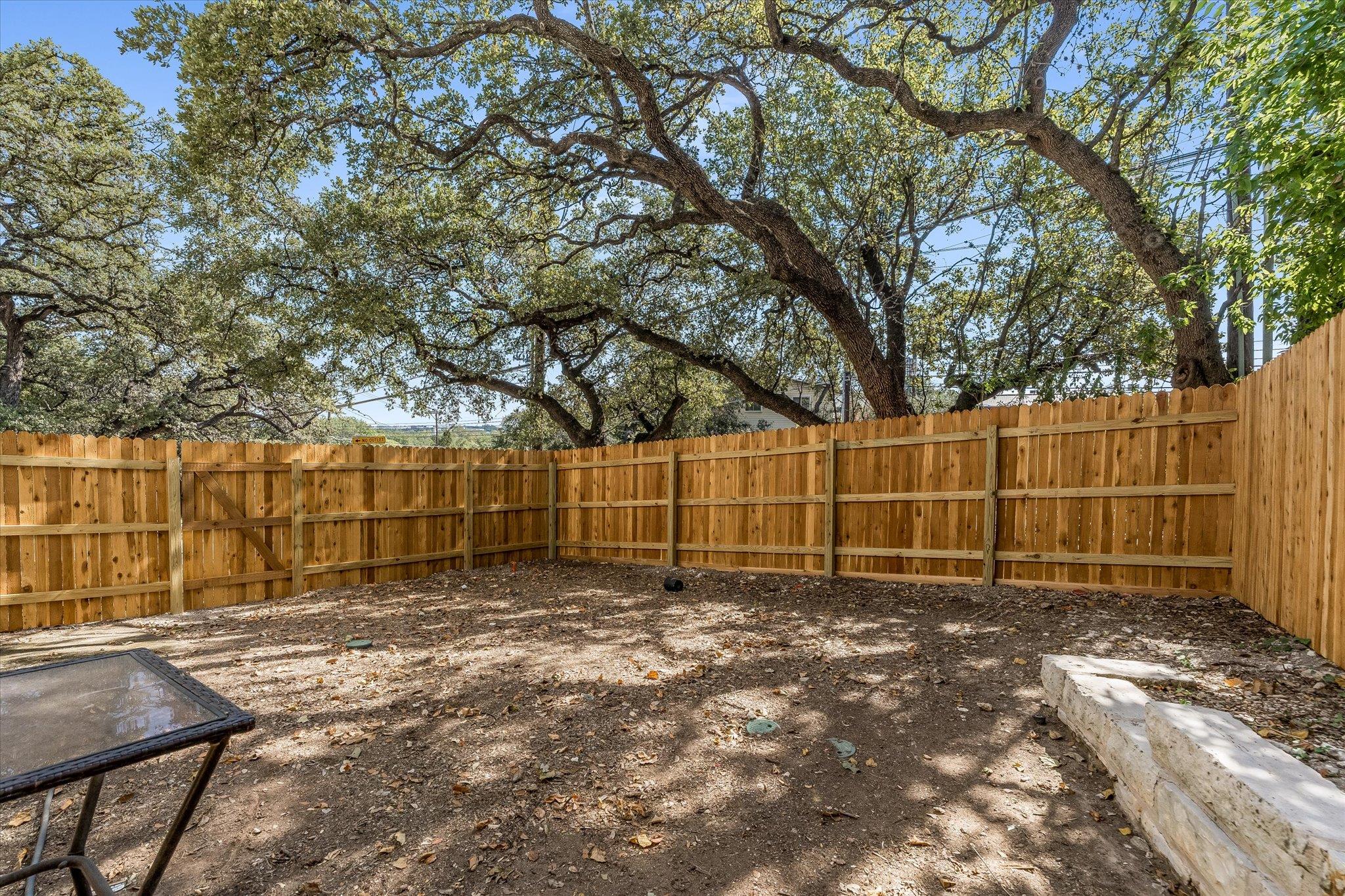 601 Twelve Oaks LN