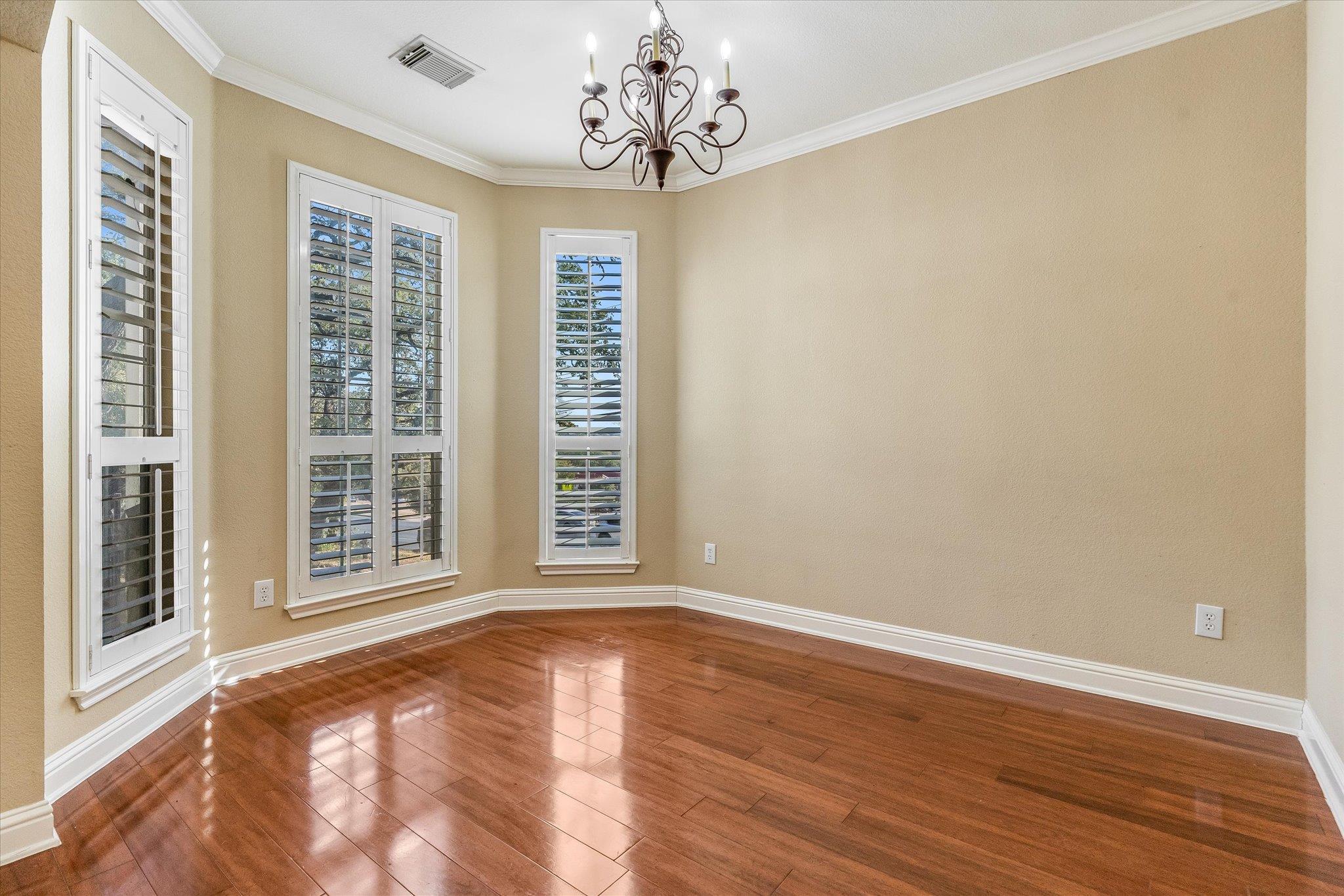 601 Twelve Oaks LN