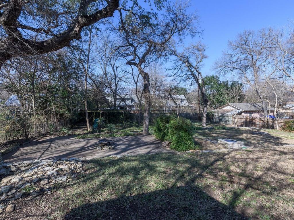 5102 Plumas LN