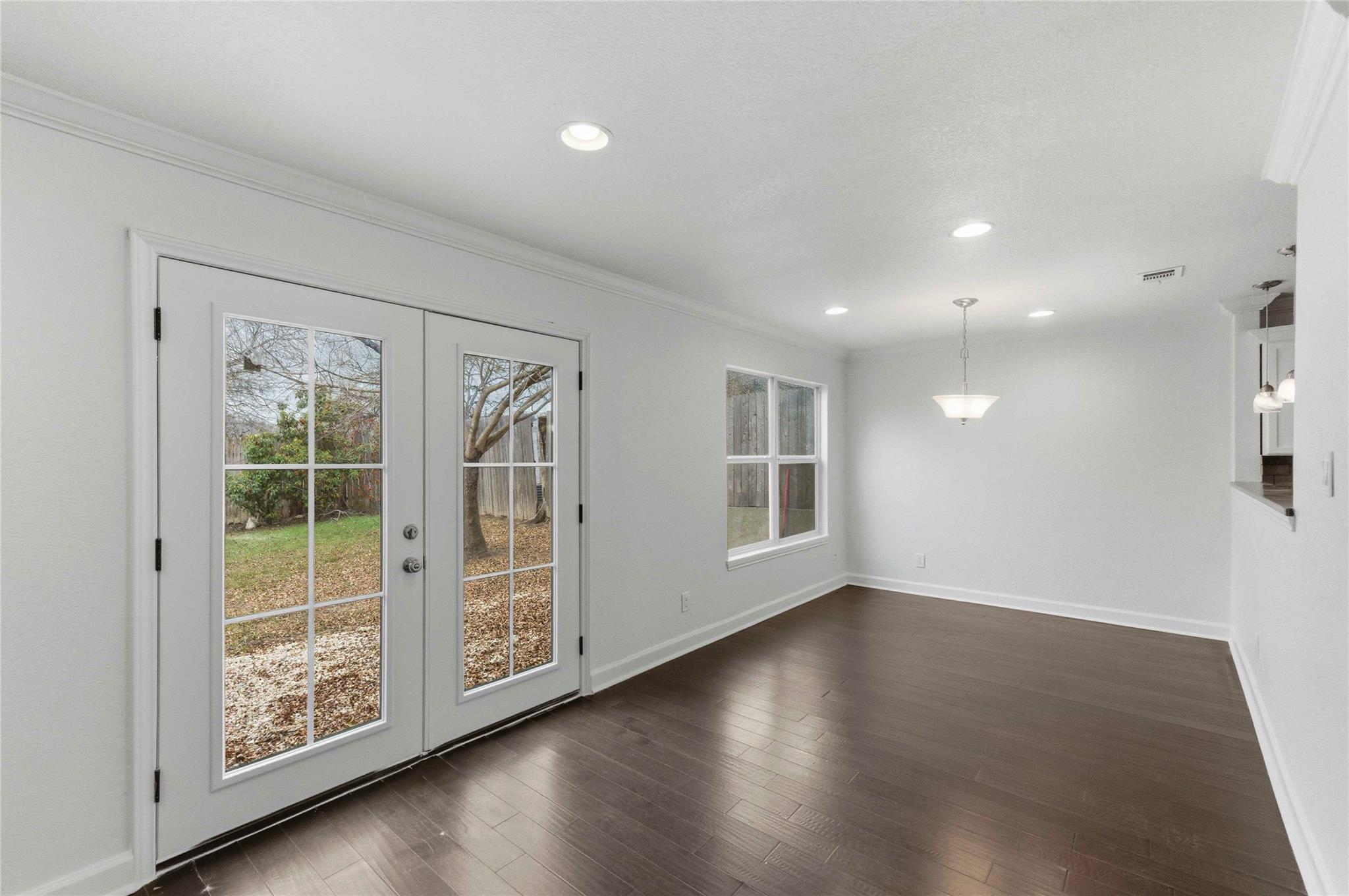 1909 Crooked LN