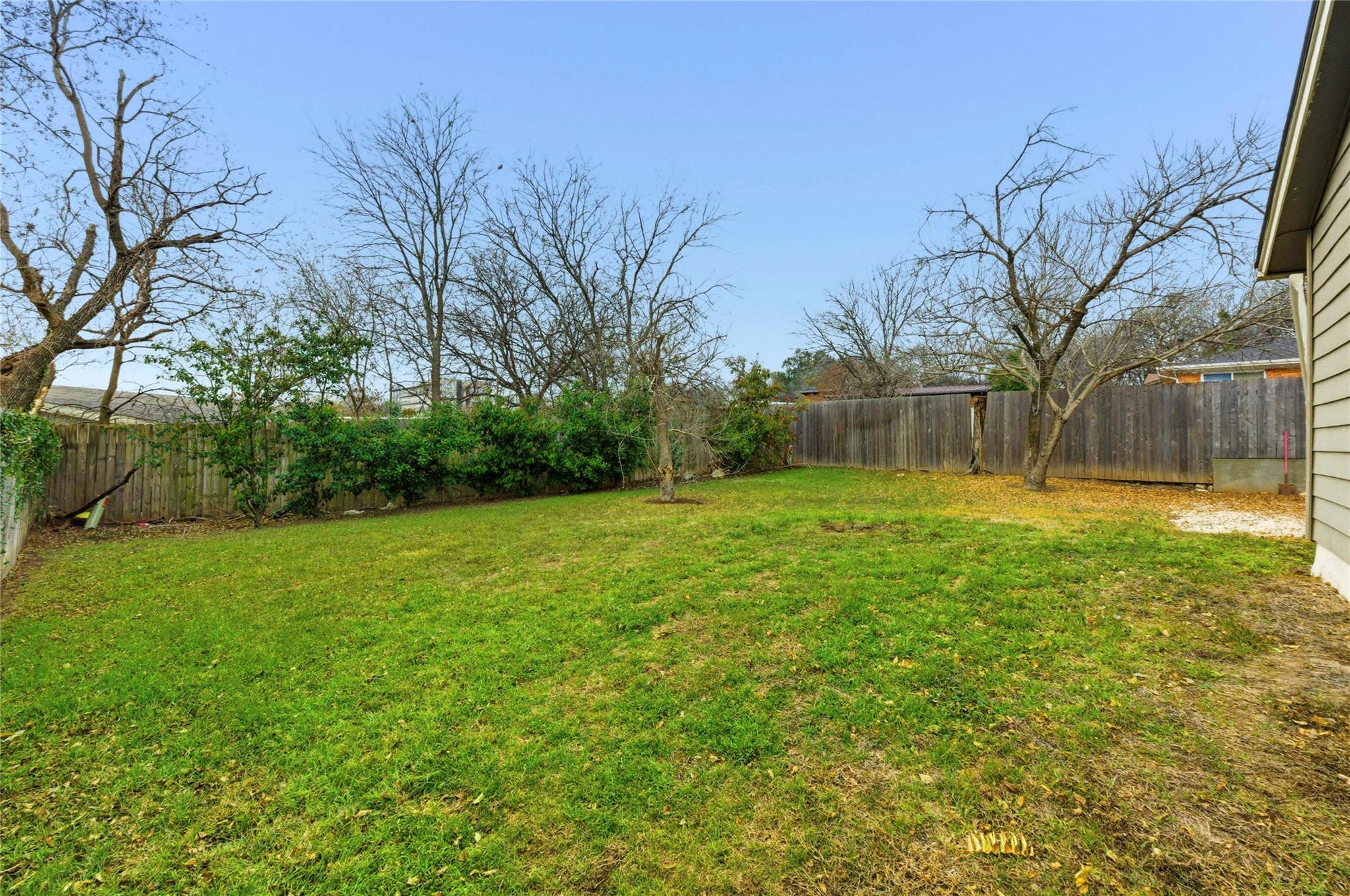 1909 Crooked LN