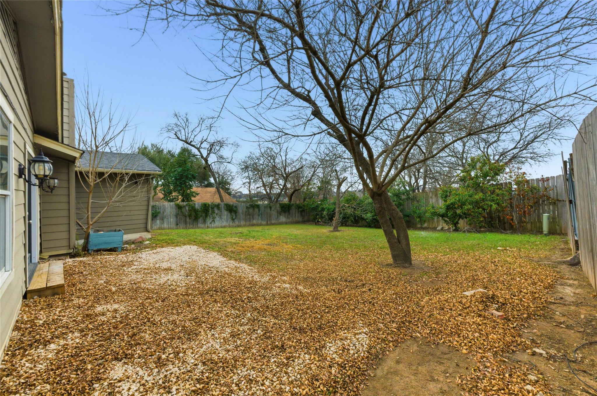 1909 Crooked LN
