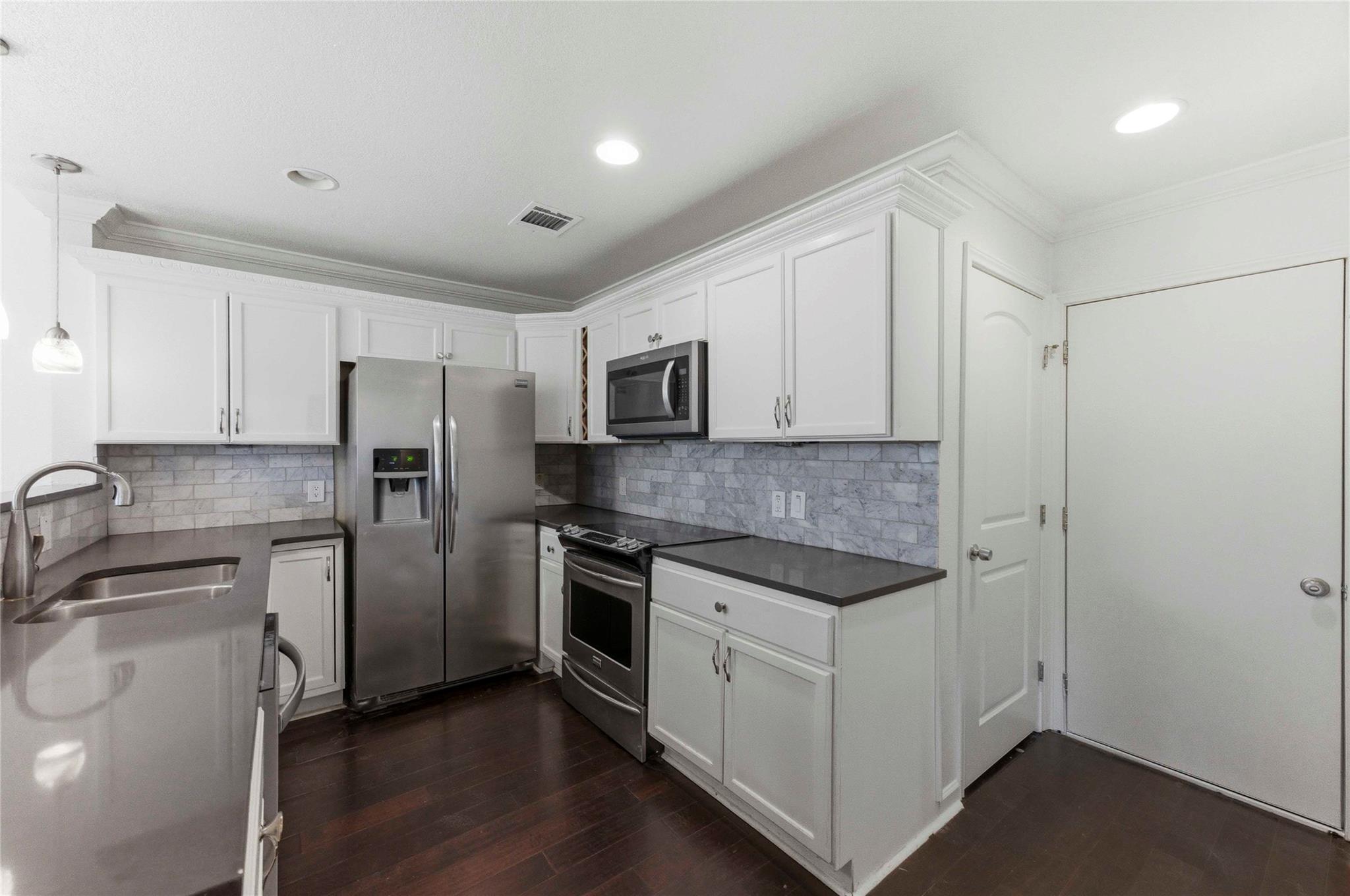 1909 Crooked LN