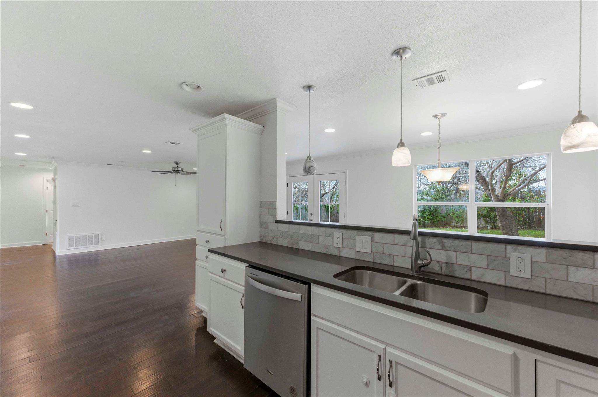 1909 Crooked LN