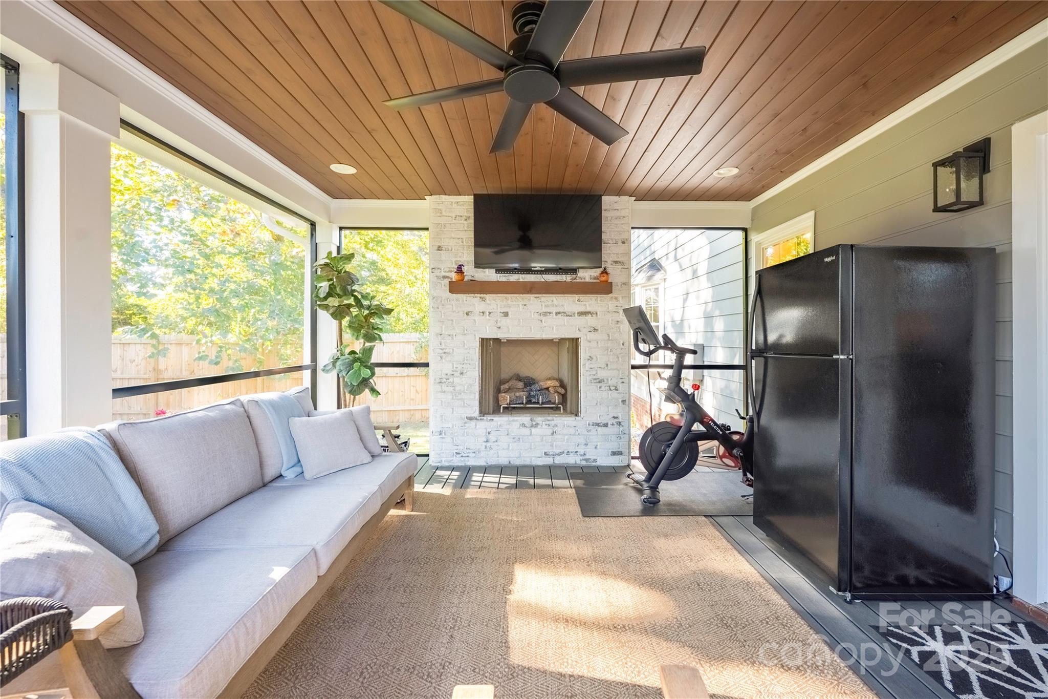 2526 Turnberry Lane