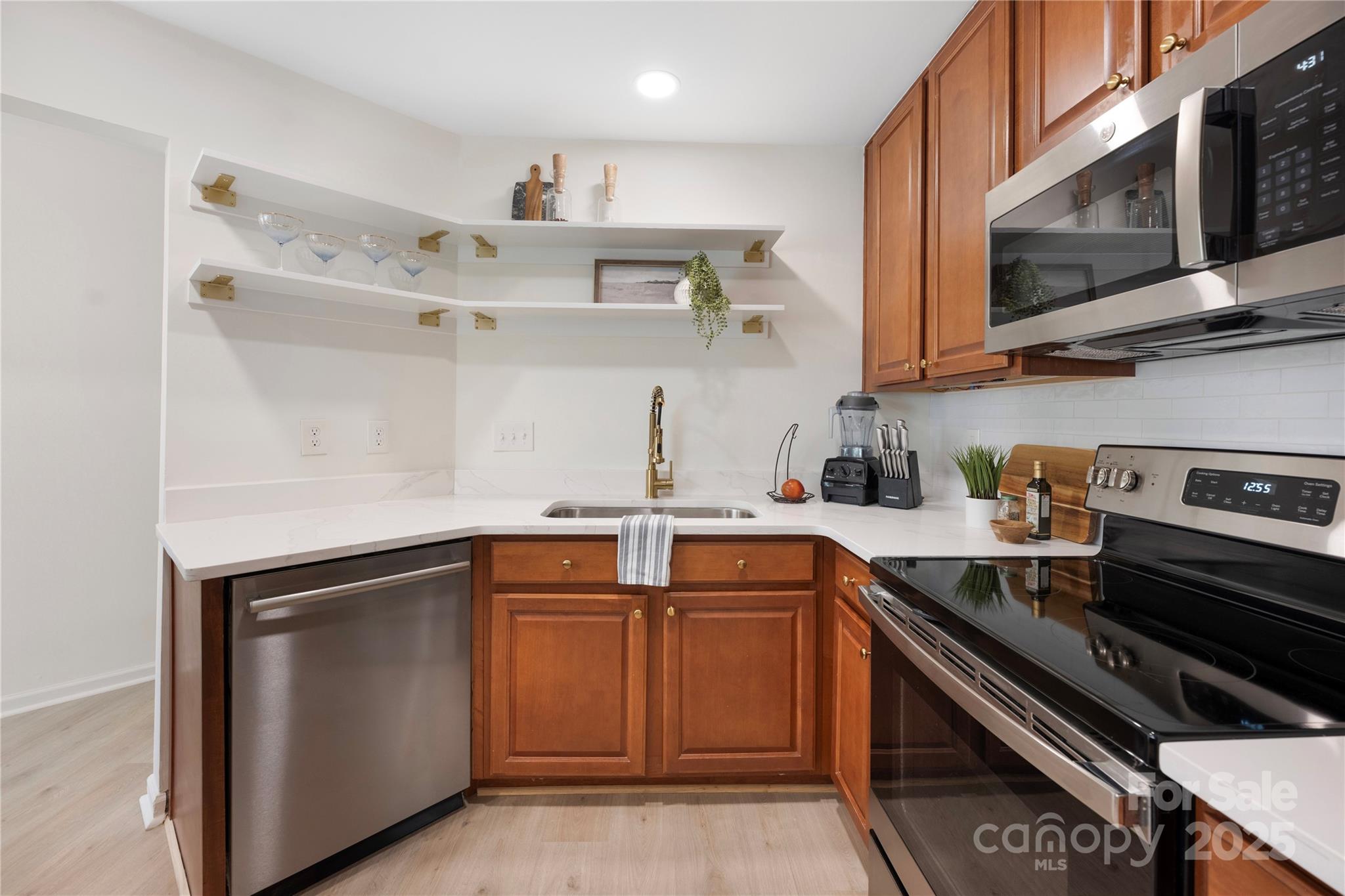2719 Selwyn Avenue Unit: 13
