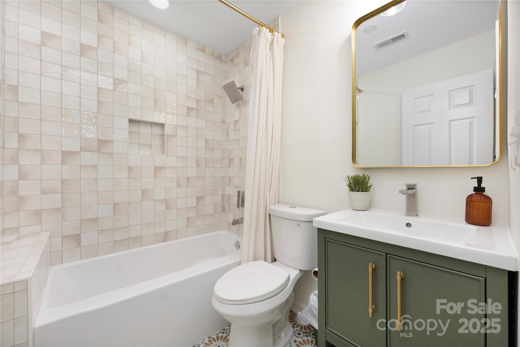 2719 Selwyn Avenue Unit: 13