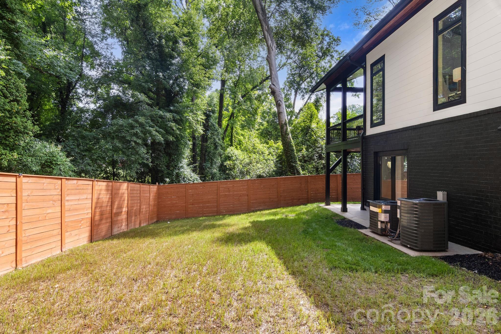 809 Crater Street