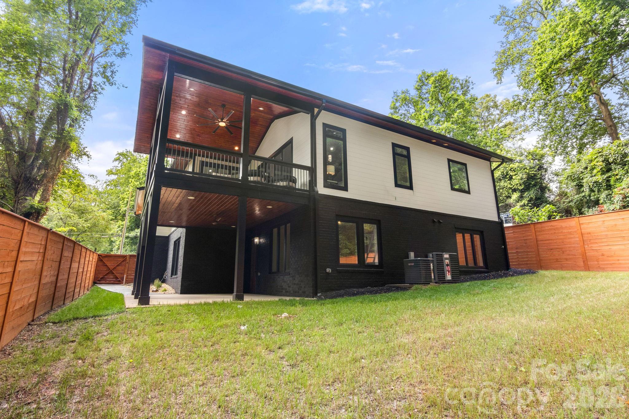 809 Crater Street