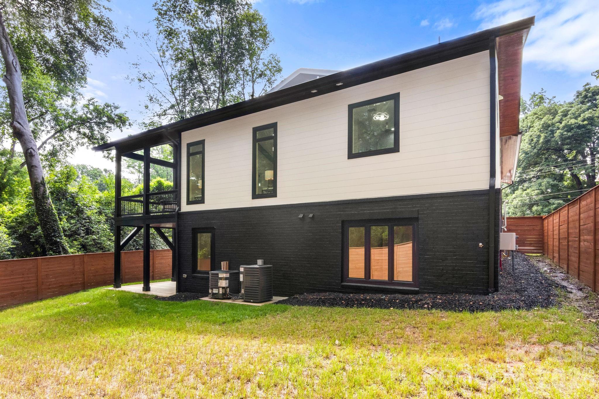 809 Crater Street